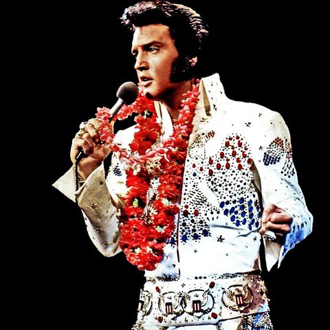 Mit Akoha-Blumenkette: Elvis Presley singt 1973 bei seinem Auftritt in Honolulu