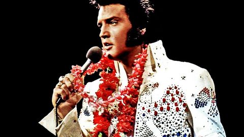 Mit Akoha-Blumenkette: Elvis Presley singt 1973 bei seinem Auftritt in Honolulu