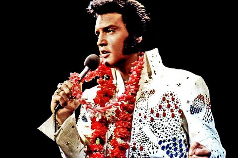 Mit Akoha-Blumenkette: Elvis Presley singt 1973 bei seinem Auftritt in Honolulu