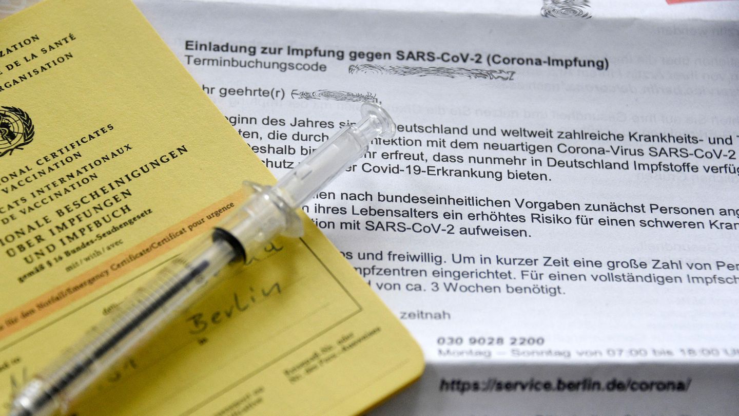 Schreiben für eine Impfeinladung, Impfpass, Spritze