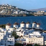 Griechenland  Am 15. Mai fiel der offizielle Startschuss für die diesjährige Saison, seither nimmt die Zahl der Gäste stetig zu. Die Außenbereiche von Cafés, Bars und Tavernen sind unter Auflagen geöffnet. Allerdings herrscht weiterhin ein nächtliches Ausgangsverbot von 0.30 Uhr bis 5.00 Uhr. Auch gilt Masken- und Abstandspflicht. Musik ist ebenfalls noch verboten, dies soll sich aber bald ändern - die Regierung will damit vermeiden, dass Menschen in Gruppen tanzen oder sich wegen lauter Musik gegenseitig ins Ohr schreien.  Griechenland-Besucher müssen vor der Einreise auf der Website https://travel.gov.gr/#/ ihre Daten angeben. Außerdem müssen sie eine abgeschlossene Impfung oder einen höchstens 72 Stunden alten PCR-Test vorweisen - das gilt auch für Kinder ab fünf Jahren. Eine Quarantänepflicht besteht nicht mehr.