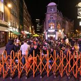 Großbritannien  Man sitzt wieder im Pub, kann wieder einkaufen und sogar ins Museum, Kino oder Theater gehen: In England und auch anderen britischen Landesteilen sind am Montag umfangreiche Lockerungen in Kraft getreten. Gleichzeitig wächst die Sorge, dass die Verbreitung der zunächst in Indien entdeckten Corona-Variante die derzeit gute Infektionslage gefährdet. Derzeit liegt sie Sieben-Tage-Inzidenz bei 22 Fällen pro 100.000 Einwohnern.  Für Einreisende gibt es weiterhin große Hürden: In den meisten Fällen ist eine zehntägige Quarantäne notwendig - bei Hochrisikoländern sogar auf eigene Kosten. Vor der Einreise ist in jedem Fall ein negativer Test notwendig, außerdem müssen am zweiten und achten Tag nach der Einreise PCR-Tests durchgeführt werden. Nur für Länder auf Englands sogenannter "grüner Liste", auf der aus Europa bislang aber fast nur Portugal steht, gelten weniger strenge Regeln. Ausnahmen für Geimpfte gibt es bislang nicht.