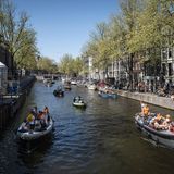 Niederlande  Die Ausgangssperre ist abgeschafft, Geschäfte dürfen Kunden wieder empfangen und Gaststätten Gäste bedienen - unter Auflagen und nur draußen von 6.00 bis 20.00 Uhr. Fitnessstudios und Zoos sind wieder geöffnet, Prostituierte dürfen wieder Kunden empfangen. Verboten sind weiterhin alle Veranstaltungen mit Publikum. Auch Museen, Kinos und Theater bleiben zu. Die Zahl der Neuinfektionen und der Patienten in Krankenhäusern geht zurück. Zur Zeit kommen auf 100 000 Einwohner etwa 205 Neuinfektionen in sieben Tagen. Von den Menschen ab einem Alter von 18 Jahren haben etwa 40 Prozent mindestens eine Impfdosis erhalten.  Ausländischen Besuchern raten die Niederlande dringend von Urlaubsreisen ab. Wer dennoch kommen will, muss einen negativen Corona-Test vorweisen und sich für zehn Tage in Quarantäne begeben. Wenn ein zweiter Test erneut negativ ist, endet die Quarantäne. Geimpfte haben keine Privilegien.