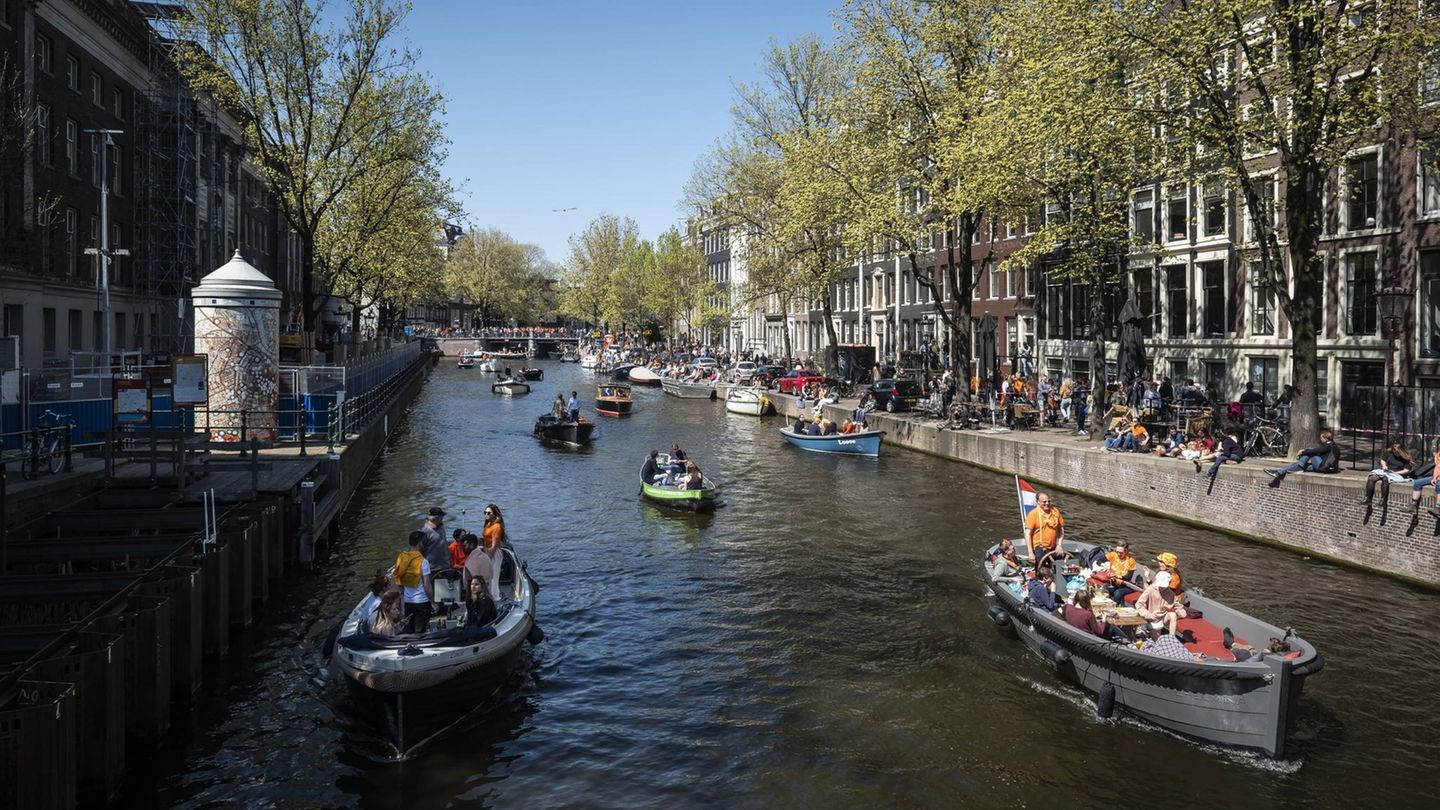 Was Urlauber jetzt wissen müssen: Niederlande Die Ausgangssperre ist abgeschafft, Geschäfte dürfen Kunden wieder empfangen und Gaststätten Gäste bedienen - unter Auflagen und nur draußen von 6.00 bis 20.00 Uhr. Fitnessstudios und Zoos sind wieder geöffnet, Prostituierte dürfen wieder Kunden empfangen. Verboten sind weiterhin alle Veranstaltungen mit Publikum. Auch Museen, Kinos und Theater bleiben zu. Die Zahl der Neuinfektionen und der Patienten in Krankenhäusern geht zurück. Zur Zeit kommen auf 100 000 Einwohner etwa 205 Neuinfektionen in sieben Tagen. Von den Menschen ab einem Alter von 18 Jahren haben etwa 40 Prozent mindestens eine Impfdosis erhalten. Ausländischen Besuchern raten die Niederlande dringend von Urlaubsreisen ab. Wer dennoch kommen will, muss einen negativen Corona-Test vorweisen und sich für zehn Tage in Quarantäne begeben. Wenn ein zweiter Test erneut negativ ist, endet die Quarantäne. Geimpfte haben keine Privilegien. Niederlande Die Ausgangssperre ist abgeschafft, Geschäfte dürfen Kunden wieder empfangen und Gaststätten Gäste bedienen - unter Auflagen und nur draußen von 6.00 bis 20.00 Uhr. Fitnessstudios und Zoos sind wieder geöffnet, Prostituierte dürfen wieder Kunden empfangen. Verboten sind weiterhin alle Veranstaltungen mit Publikum. Auch Museen, Kinos und Theater bleiben zu. Die Zahl der Neuinfektionen und der Patienten in Krankenhäusern geht zurück. Zur Zeit kommen auf 100 000 Einwohner etwa 205 Neuinfektionen in sieben Tagen. Von den Menschen ab einem Alter von 18 Jahren haben etwa 40 Prozent mindestens eine Impfdosis erhalten. Ausländischen Besuchern raten die Niederlande dringend von Urlaubsreisen ab. Wer dennoch kommen will, muss einen negativen Corona-Test vorweisen und sich für zehn Tage in Quarantäne begeben. Wenn ein zweiter Test erneut negativ ist, endet die Quarantäne. Geimpfte haben keine Privilegien.