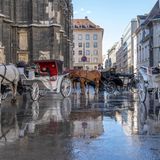 Österreich  Seit Mittwoch ist die Quarantänepflicht unter anderem für Einreisen aus Deutschland entfallen. Wer ins Land will, muss aber getestet, genesen oder geimpft sein. Ausnahmen von dieser 3-G-Regel gibt es nur für Kinder unter zehn Jahren. In den wieder geöffneten Restaurants, Hotels, in den Kinos und Theatern werden Zutrittstests verlangt. Für Touristen wird nun ähnlich wie für Einheimische eine umfangreiche Test-Infrastruktur ausgerollt. Ausländische Gäste können sich unter anderem in Test-Straßen und Apotheken kostenlos auf eine Corona-Infektion checken lassen. Die Gültigkeitsdauer der Tests schwankt zwischen wenigen Stunden und 72 Stunden (PCR-Test).  Obwohl die Sieben-Tage-Inzidenz in Österreich niedriger als in Deutschland ist, sind Test und Quarantäne bei der Rückkehr nach Deutschland nötig. Bayern und Österreich einigten sich jedoch bereits, den Grenzübertritt für private Besuche oder Einkäufe ohne Quarantäne wieder zu erlauben.