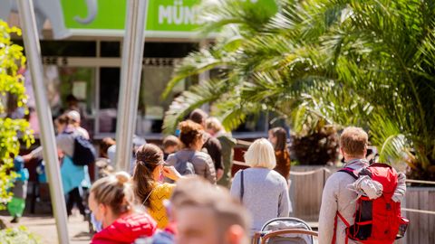 Schlangen vor dem Allwetterzoo in Münster im vergangenen Sommer. Der Zoo hofft, nach den Sommerferien auch Schul- und Kindergartengruppen wieder empfangen zu dürfen. 