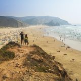 Portugal  Der ehemalige Corona-Hotspot hat nach Island die niedrigsten Infektionswerte Europas. Cafés, Bars und Restaurants sowie Kinos, Theater und andere Kulturstätten dürfen seit 1. Mai auch an den Wochenenden bis 22.30 Uhr offen bleiben.  Seit Montag dürfen außerdem Besucher aus EU-Ländern mit einer relativ guten Corona-Lage wieder auch zu touristischen Zwecken einreisen. Alle Besucher über zwei Jahren müssen aber weiterhin einen negativen PCR-Test vorlegen, der nicht älter als 72 Stunden sein darf. In dem Land mit 10,3 Millionen Einwohnern wurden mehr als vier Millionen Impfdosen verabreicht, knapp 1,4 Millionen Bürger sind schon völlig geimpft. Vorteile für Geimpfte oder Genesene gibt es in Portugal allerdings noch nicht.