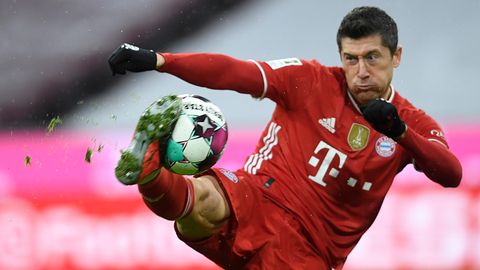 Robert Lewandowski schießt artistisch