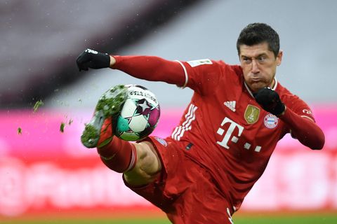 Robert Lewandowski schießt artistisch