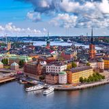 Schweden und Norwegen  Schweden mit seinem Sonderweg kämpft mit einer der höchsten Neuinfektionszahlen Europas, Norwegen dagegen hat die Pandemie recht gut unter Kontrolle. Die schwedischen Maßnahmen - darunter eine Teilnehmerobergrenze für Veranstaltungen von acht Personen und die Schließung von Restaurants, Kneipen und Cafés um 20.30 Uhr - gelten vorläufig bis zum 1. Juni, Norwegen dagegen hat Mitte April den schrittweisen Rückweg aus den Maßnahmen begonnen. Die Impfkampagnen sind in beiden Ländern in etwa so weit vorangeschritten wie in Deutschland.  Damit die Lage in Norwegen weiter gut bleibt, hat die Regierung in Oslo die Grenzen für Menschen aus dem Ausland praktisch geschlossen. Wer trotzdem einreisen darf - etwa, weil er Waren transportiert oder systemrelevante Funktionen erfüllt - für den gelten umfangreiche Test- und Quarantäneregeln. In Schweden ist all das lockerer. Ausländer müssen bei der Einreise einen negativen, maximal 48 Stunden alten Corona-Test vorweisen können. Die nationale Gesundheitsbehörde empfiehlt darüber hinaus, sich nach der Ankunft sowie noch einmal fünf Tage danach testen zu lassen und Kontakte für sieben Tage zu vermeiden.