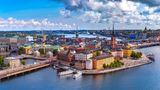 Schweden und Norwegen  Schweden mit seinem Sonderweg kämpft mit einer der höchsten Neuinfektionszahlen Europas, Norwegen dagegen hat die Pandemie recht gut unter Kontrolle. Die schwedischen Maßnahmen - darunter eine Teilnehmerobergrenze für Veranstaltungen von acht Personen und die Schließung von Restaurants, Kneipen und Cafés um 20.30 Uhr - gelten vorläufig bis zum 1. Juni, Norwegen dagegen hat Mitte April den schrittweisen Rückweg aus den Maßnahmen begonnen. Die Impfkampagnen sind in beiden Ländern in etwa so weit vorangeschritten wie in Deutschland.  Damit die Lage in Norwegen weiter gut bleibt, hat die Regierung in Oslo die Grenzen für Menschen aus dem Ausland praktisch geschlossen. Wer trotzdem einreisen darf - etwa, weil er Waren transportiert oder systemrelevante Funktionen erfüllt - für den gelten umfangreiche Test- und Quarantäneregeln. In Schweden ist all das lockerer. Ausländer müssen bei der Einreise einen negativen, maximal 48 Stunden alten Corona-Test vorweisen können. Die nationale Gesundheitsbehörde empfiehlt darüber hinaus, sich nach der Ankunft sowie noch einmal fünf Tage danach testen zu lassen und Kontakte für sieben Tage zu vermeiden.