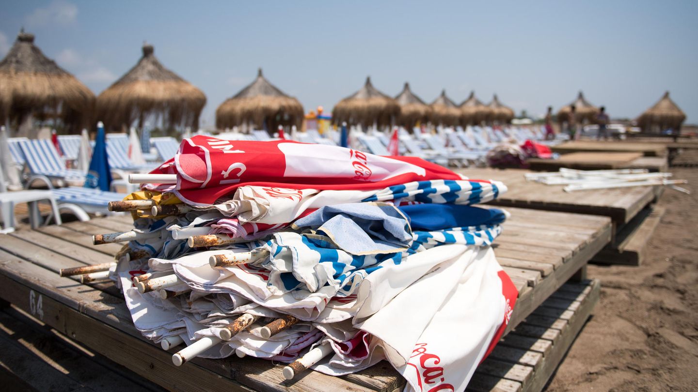 Was Urlauber jetzt wissen müssen: Türkei Für Menschen in der Türkei gelten immer noch Ausgangsbeschränkungen in der Nacht und am Wochenende. Touristen sind davon aber ausgenommen. Laut offiziellen Angaben sind die Neuinfektionen in den vergangenen Wochen rapide zurückgegangen: Mitte April lagen die noch bei zeitweise über 60.000, Mitte Mai dann bei rund 11.000. Bisher haben rund 18 Prozent der Menschen mindestens eine erste Impfung bekommen. Wer aus Deutschland einreist, muss bisher noch einen negativen PCR-Test vorweisen. "Vor nicht notwendigen, touristischen Reisen in die gesamte Türkei wird gewarnt", heißt es beim Auswärtigen Amt. Türkei Für Menschen in der Türkei gelten immer noch Ausgangsbeschränkungen in der Nacht und am Wochenende. Touristen sind davon aber ausgenommen. Laut offiziellen Angaben sind die Neuinfektionen in den vergangenen Wochen rapide zurückgegangen: Mitte April lagen die noch bei zeitweise über 60.000, Mitte Mai dann bei rund 11.000. Bisher haben rund 18 Prozent der Menschen mindestens eine erste Impfung bekommen. Wer aus Deutschland einreist, muss bisher noch einen negativen PCR-Test vorweisen. "Vor nicht notwendigen, touristischen Reisen in die gesamte Türkei wird gewarnt", heißt es beim Auswärtigen Amt.