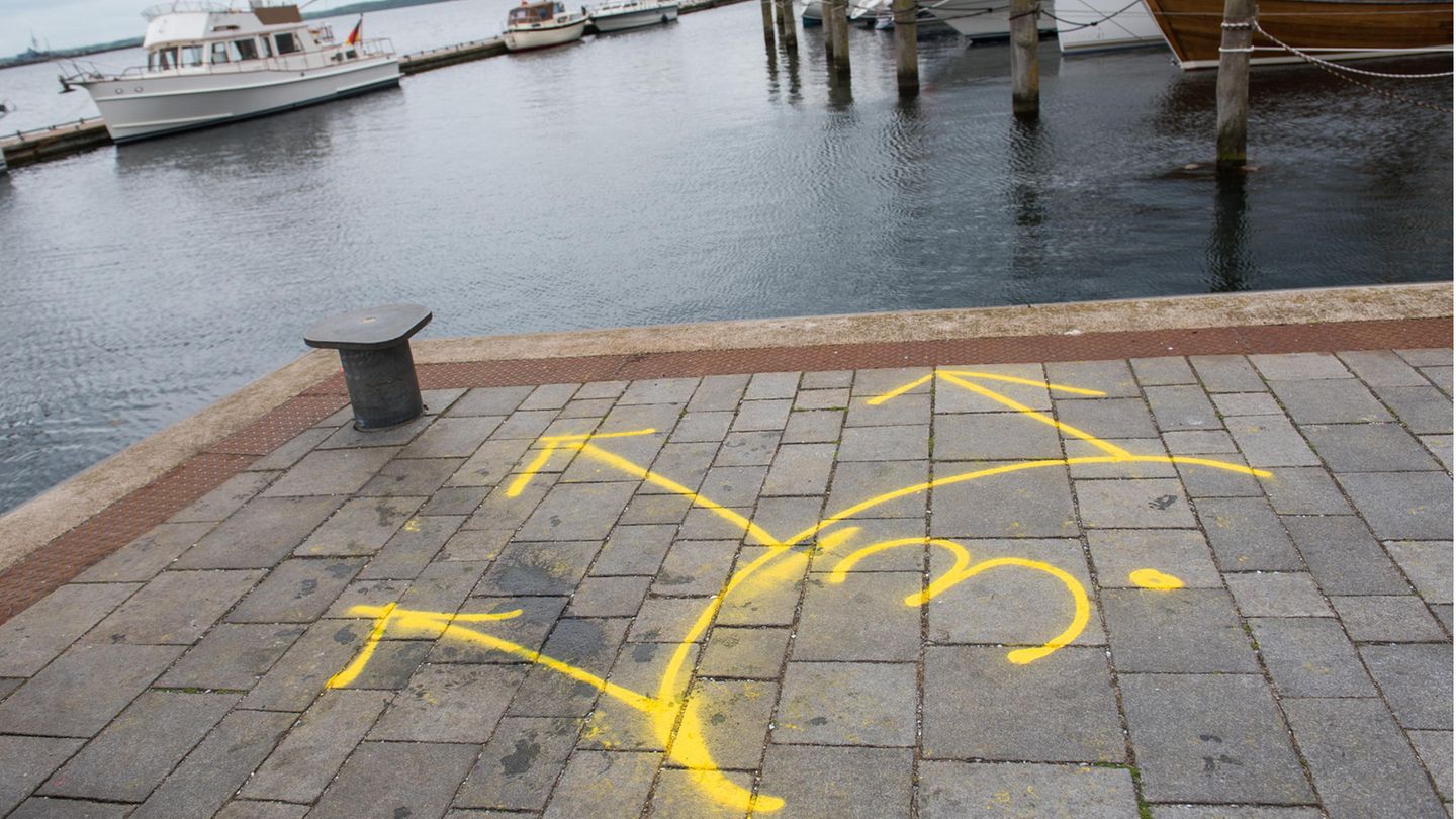 Markierungen von Polizeitauchern in Eckernförde. Im Zusammenhang mit den Todesschüssen von Dänischenhagen und Kiel wurden Waffenteile in einem Hafenbecken gefunden.