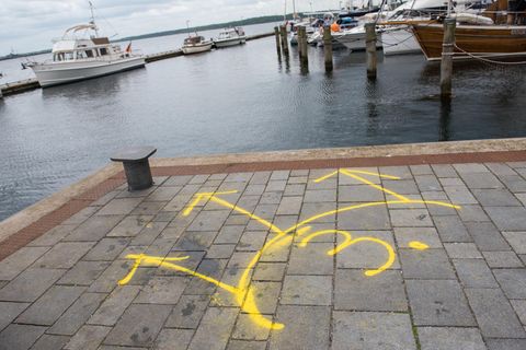 Markierungen von Polizeitauchern in Eckernförde. Im Zusammenhang mit den Todesschüssen von Dänischenhagen und Kiel wurden Waffenteile in einem Hafenbecken gefunden.