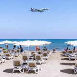 Zypern  Zypern hat seit vergangener Woche für Urlauber aus den meisten Ländern geöffnet - ausgenommen sind nur sehr stark von Corona betroffene Staaten. Tavernen, Bars und Cafés haben ihre Außenbereiche geöffnet. Um sich frei bewegen zu können, benötigen Touristen den "Cyprus Flight Pass" (www.visitcyprus.com). Zur Einreise benötigen die Gäste einen negativen PCR-Test, der nicht älter als 72 Stunden ist. Oder die Besucher müssen eine erste Impfung nachweisen, die drei Wochen zurückliegen muss. Eine Quarantänepflicht gibt es nicht mehr.