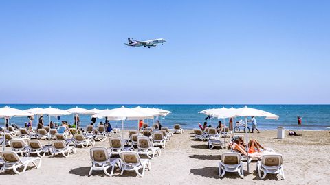 Zypern  Zypern hat seit vergangener Woche für Urlauber aus den meisten Ländern geöffnet - ausgenommen sind nur sehr stark von Corona betroffene Staaten. Tavernen, Bars und Cafés haben ihre Außenbereiche geöffnet. Um sich frei bewegen zu können, benötigen Touristen den "Cyprus Flight Pass" (www.visitcyprus.com). Zur Einreise benötigen die Gäste einen negativen PCR-Test, der nicht älter als 72 Stunden ist. Oder die Besucher müssen eine erste Impfung nachweisen, die drei Wochen zurückliegen muss. Eine Quarantänepflicht gibt es nicht mehr.