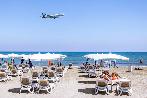 Zypern  Zypern hat seit vergangener Woche für Urlauber aus den meisten Ländern geöffnet - ausgenommen sind nur sehr stark von Corona betroffene Staaten. Tavernen, Bars und Cafés haben ihre Außenbereiche geöffnet. Um sich frei bewegen zu können, benötigen Touristen den "Cyprus Flight Pass" (www.visitcyprus.com). Zur Einreise benötigen die Gäste einen negativen PCR-Test, der nicht älter als 72 Stunden ist. Oder die Besucher müssen eine erste Impfung nachweisen, die drei Wochen zurückliegen muss. Eine Quarantänepflicht gibt es nicht mehr.