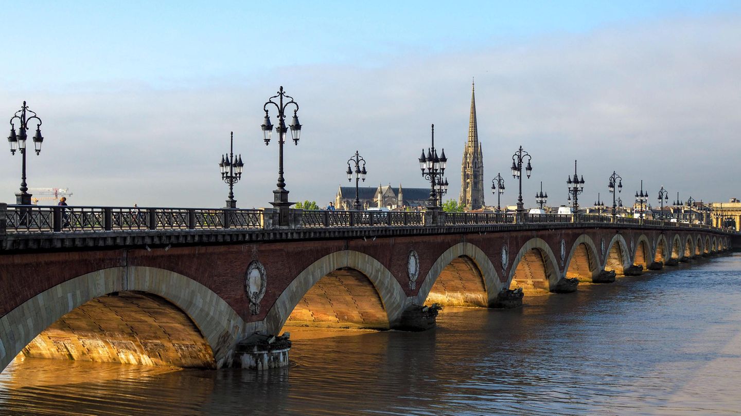 Pont de Pierre am Fluss Garonne in Bordeaux