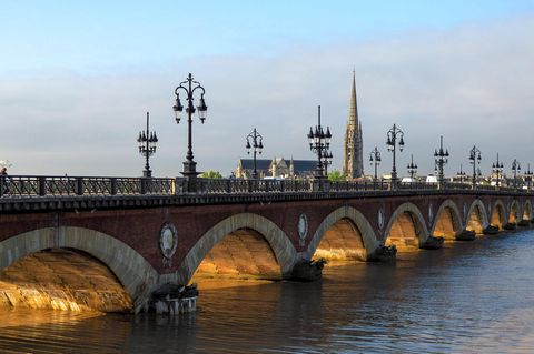 Pont de Pierre am Fluss Garonne in Bordeaux
