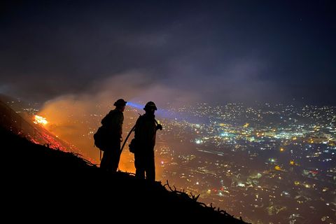 Feuerwehrleute auf einem Hügel bei Santa Barbara