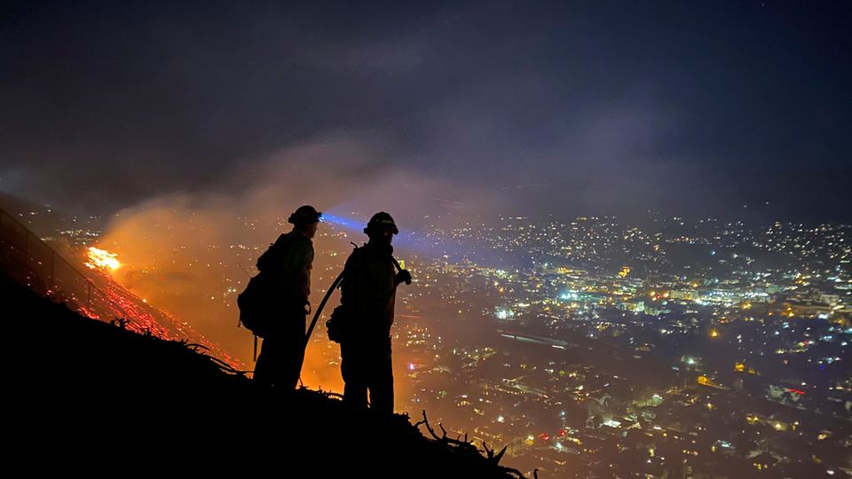 "Loma Fire": Waldbrand sorgt in Kalifornien für Angst und Schrecken – mal wieder Feuerwehrleute auf einem Hügel bei Santa Barbara