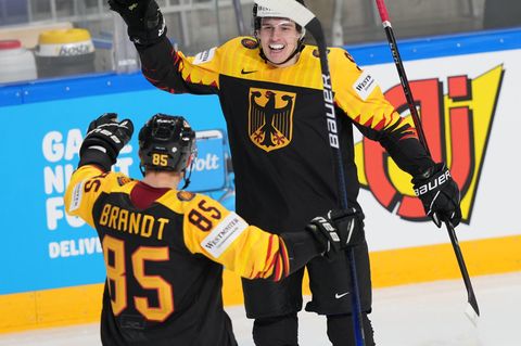 Leon Gawanke (r.) und Marcel Brandt jubeln nach einem Treffer