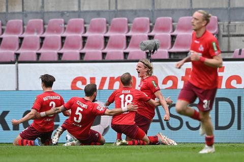Der Kölner Sebastiaan Bornauw (l. auf Knien) jubelt über sein Tor, das Köln in die Relegation rettete