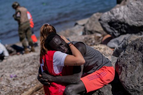 Ceuta: Rührende Szene: Eine Rote-Kreuz-Mitarbeiterin umarmt einen verzweifelten Geflüchteten