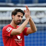 Und auch er geht: Sami Khedira nahm nach 15 Jahren Profikarriere Abschied. Seine Mitspieler von Hertha BSC umarmten ihn auf dem Platz herzlich, dann bildeten sie ein Spalier für den Fußball-Weltzmeister, der mit feuchten Augen ein letztes Mal in seiner Karriere vom Rasen ging.