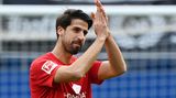 Und auch er geht: Sami Khedira nahm nach 15 Jahren Profikarriere Abschied. Seine Mitspieler von Hertha BSC umarmten ihn auf dem Platz herzlich, dann bildeten sie ein Spalier für den Fußball-Weltzmeister, der mit feuchten Augen ein letztes Mal in seiner Karriere vom Rasen ging.