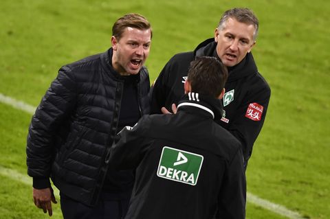 Florian Kohfeldt (l.) und Frank Baumann während eines Spiels im Disput mit dem vierten Offiziellen