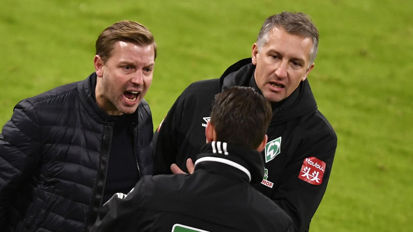Florian Kohfeldt (l.) und Frank Baumann während eines Spiels im Disput mit dem vierten Offiziellen