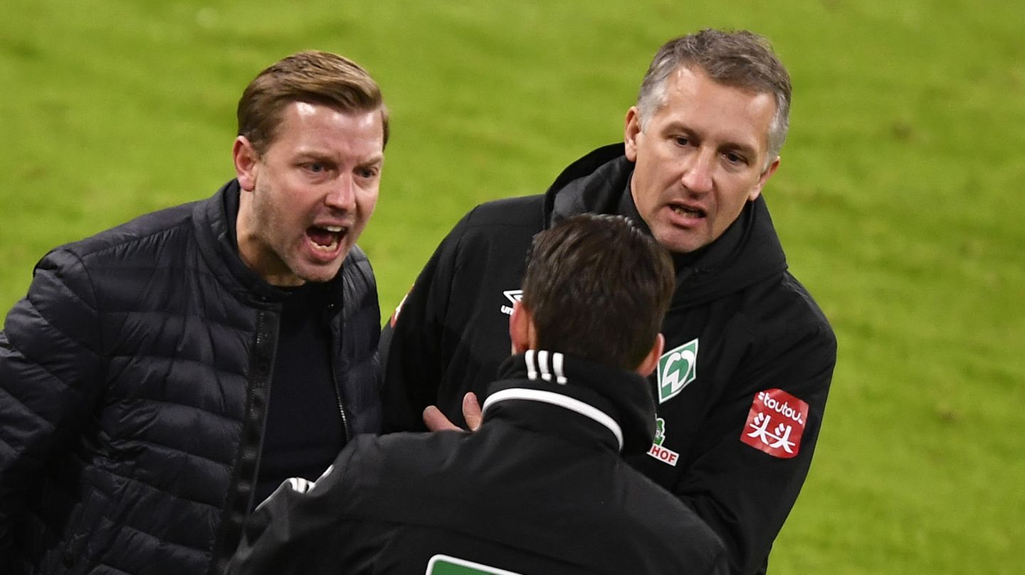 Florian Kohfeldt (l.) und Frank Baumann während eines Spiels im Disput mit dem vierten Offiziellen