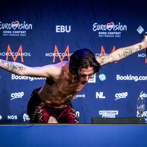 Damiano David, Frontmann der italienischen Band Måneskin, pflegte bei der Pressekonferenz das Rockstar-Image
