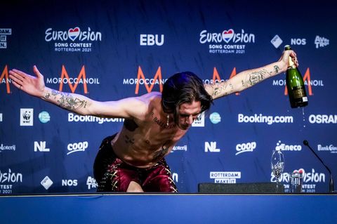 Damiano David, Frontmann der italienischen Band Måneskin, pflegte bei der Pressekonferenz das Rockstar-Image