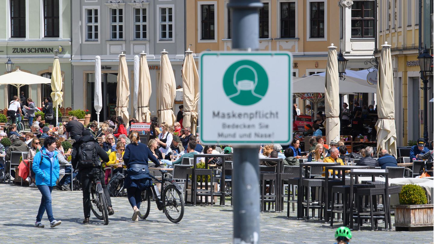 Corona-Newes: Menschen sitzen am Samstag in der Außengastronomie von Restaurants und Cafes auf dem Neumarkt in Dresden