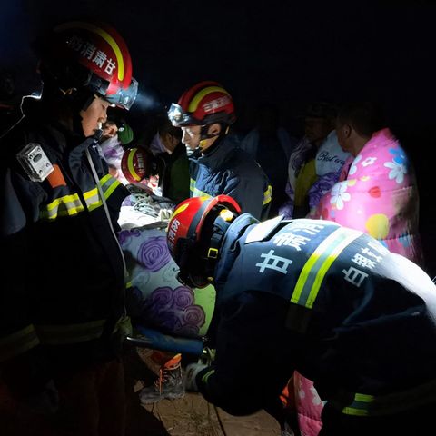 Bergmarathon in China: Rettungskräfte kümmern sich um Teilnehmer des Laufs