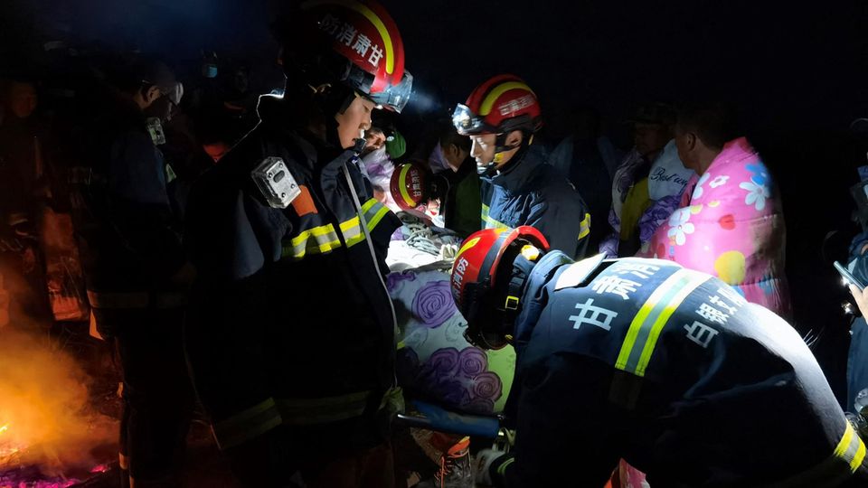 Bergmarathon in China: Rettungskräfte kümmern sich um Teilnehmer des Laufs