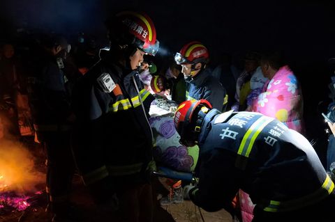 Bergmarathon in China: Rettungskräfte kümmern sich um Teilnehmer des Laufs
