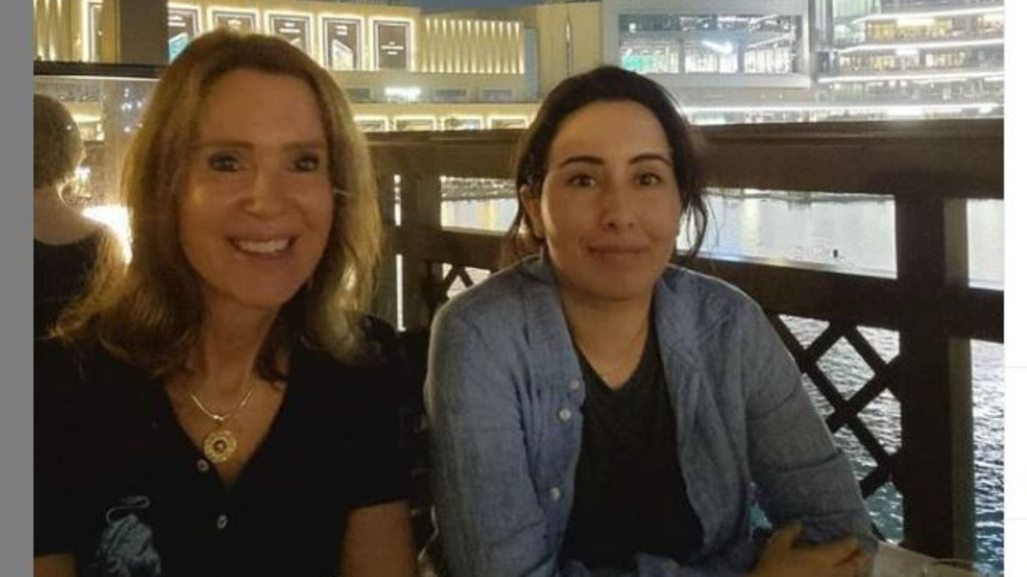 Es handelt sich bei diesem Bild offenbar um Prinzessin Latifa bint Muhammad Al Maktum (r.)
