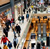 Auch in der etwa zwei Kilometer Luftlinie entfernten Europapassage tummelten sich am Samstag Kunden und Kundinnen. Neben Hygiene-Maßnahmen versuchte das Kaufhaus durch gezielte Besucherlenkung zu verhindern, dass es zu Menschenansammlungen oder Gedränge kam.