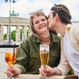 Das Wetter in Berlin präsentierte sich zwar mäßig gut, dieses Paar aber ließ es sich nicht nehmen, auf der Terrasse des Adlon-Hotels am Brandenburger Tor anzustoßen. Das Geräusch ...