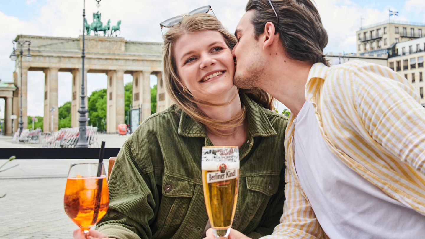 Das Wetter in Berlin präsentierte sich zwar mäßig gut, dieses Paar aber ließ es sich nicht nehmen, auf der Terrasse des Adlon-Hotels am Brandenburger Tor anzustoßen. Das Geräusch ...