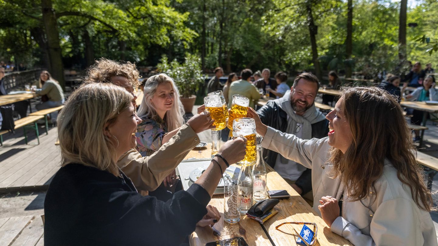 ... anstoßender Gläser war auch in diesem Biergarten der Hauptstadt mehrfach zu hören – hier sogar bei Sonne.