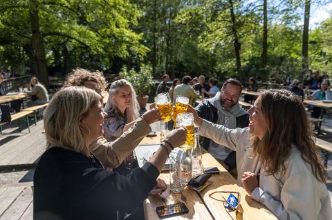 ... anstoßender Gläser war auch in diesem Biergarten der Hauptstadt mehrfach zu hören – hier sogar bei Sonne.
