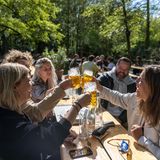 ... anstoßender Gläser war auch in diesem Biergarten der Hauptstadt mehrfach zu hören – hier sogar bei Sonne.