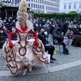 Nach monatelanger Zwangspause wurde am Deutschen Theater in Berlin wieder eine Premiere vor Publikum aufgeführt. "Tartuffe oder Das Schwein der Weisen" stand am Samstagabend auf dem Programm - das Publikum wickelte sich auf dem Vorplatz in Regenjacken und Decken.