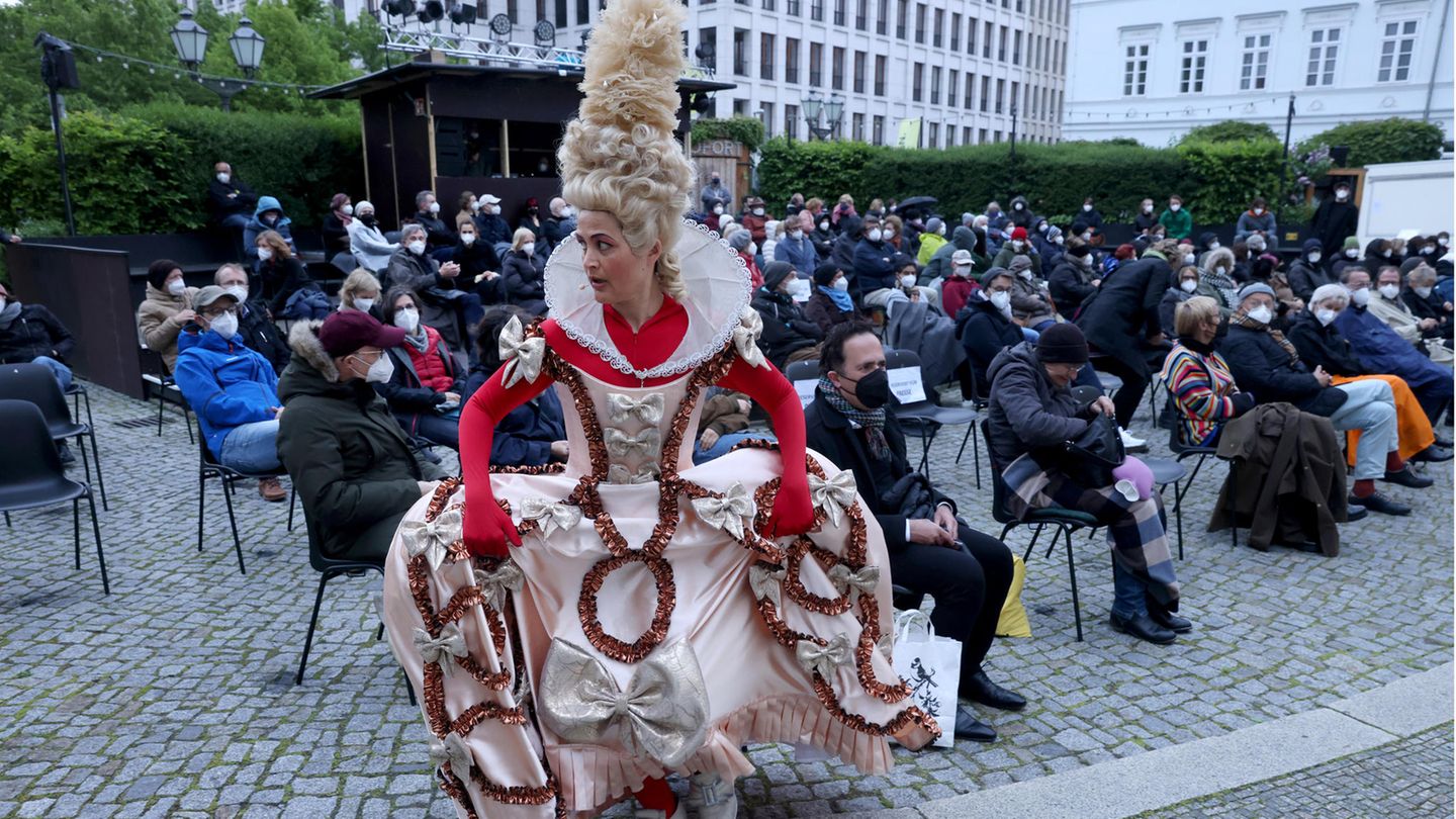 Nach monatelanger Zwangspause wurde am Deutschen Theater in Berlin wieder eine Premiere vor Publikum aufgeführt. "Tartuffe oder Das Schwein der Weisen" stand am Samstagabend auf dem Programm - das Publikum wickelte sich auf dem Vorplatz in Regenjacken und Decken.