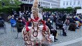 Nach monatelanger Zwangspause wurde am Deutschen Theater in Berlin wieder eine Premiere vor Publikum aufgeführt. "Tartuffe oder Das Schwein der Weisen" stand am Samstagabend auf dem Programm - das Publikum wickelte sich auf dem Vorplatz in Regenjacken und Decken.