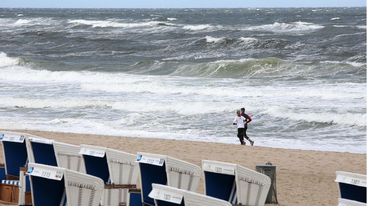 Touristen waren auf Sylt zwar schon vor dem Wochenende wieder erlaubt, wegen Pfingsten strömten vor allem am Samstag aber verstärkt Kurzurlauber auf die Insel. Während diese beiden Sportler einen einsamen Lauf am Strand genießen ...